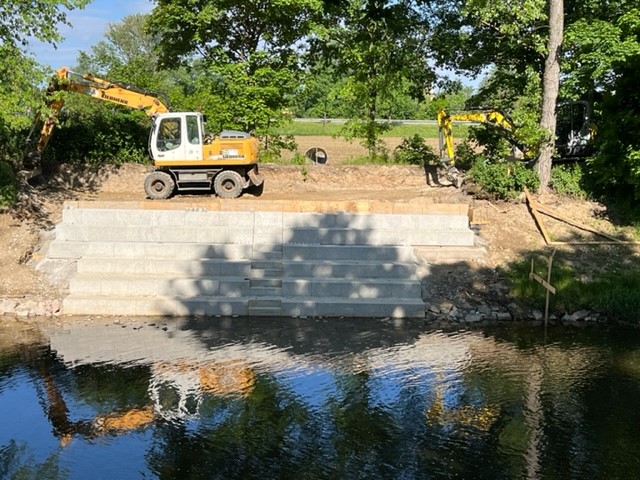 Sitzstufen Flutkanal Weiden